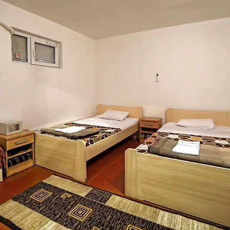 Hostel 42 *