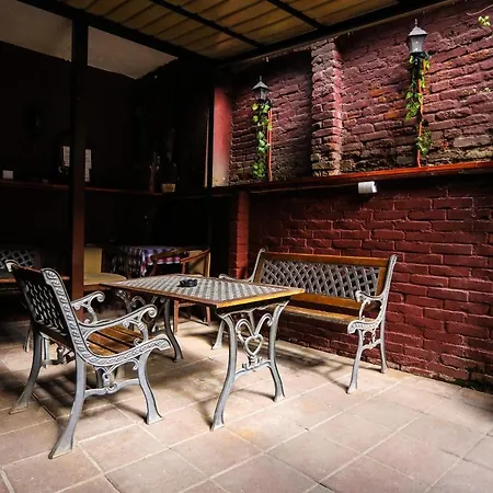 Hostel 42